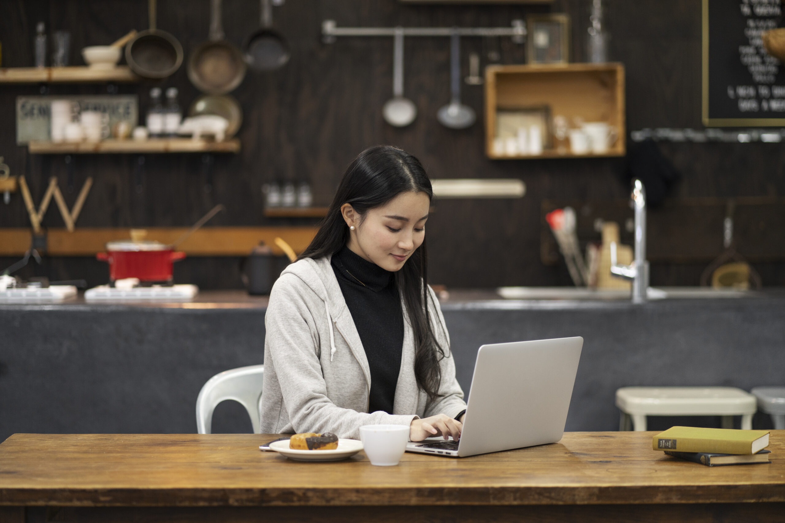 japanese-woman-working-restaurant